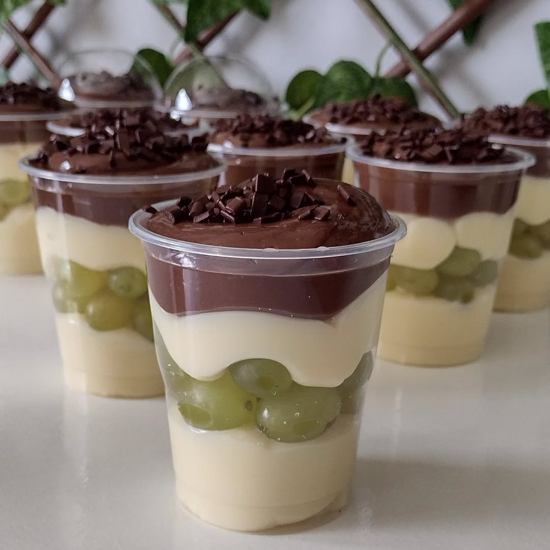 Copo com recheio de Brigadeiro branco cremoso, uvas verdes sem sementes, finalizado com Brigadeiro tradicional gourmet. Copo de 200ml