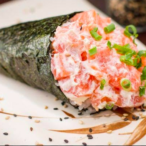 Cone de nori arroz salmao crean chesse e cebolinha misturado
