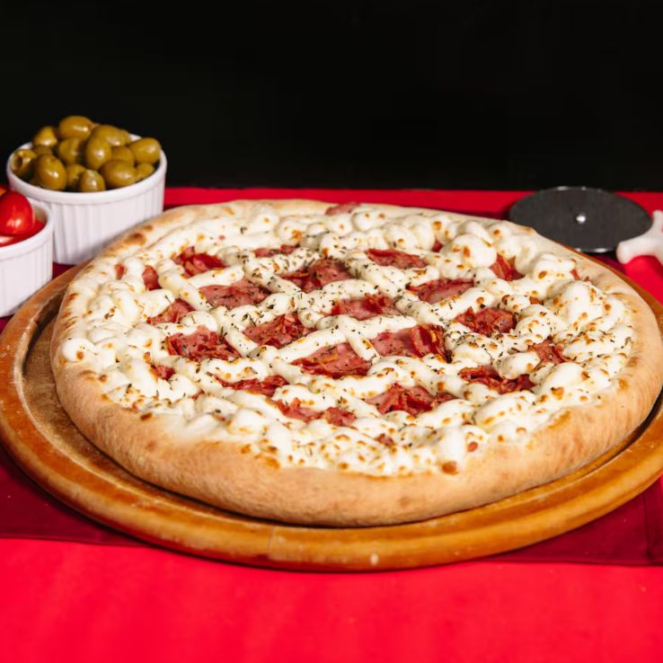 Calabresa com Catupiry, molho de tomate, azeitonas e orégano.