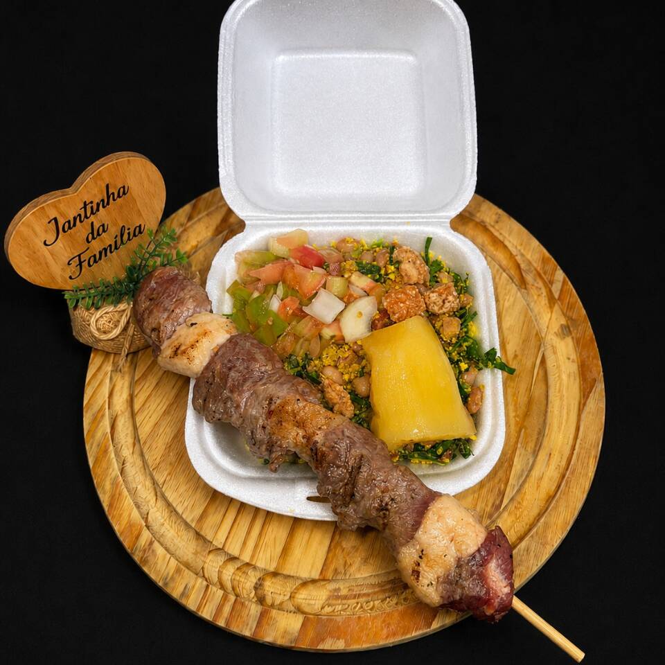 Jantinha sem arroz, bem servida e saborosa, acompanhada de feijão tropeiro temperado, mandioca macia e 1 espetinho à sua escolha grátis. Uma refeição maior, feita com capricho e perfeita para quem quer comer bem! Marmitex tamanho 800ml Acompanha 1 espetinho grande à escolha Serve 1 pessoa com mais fartura