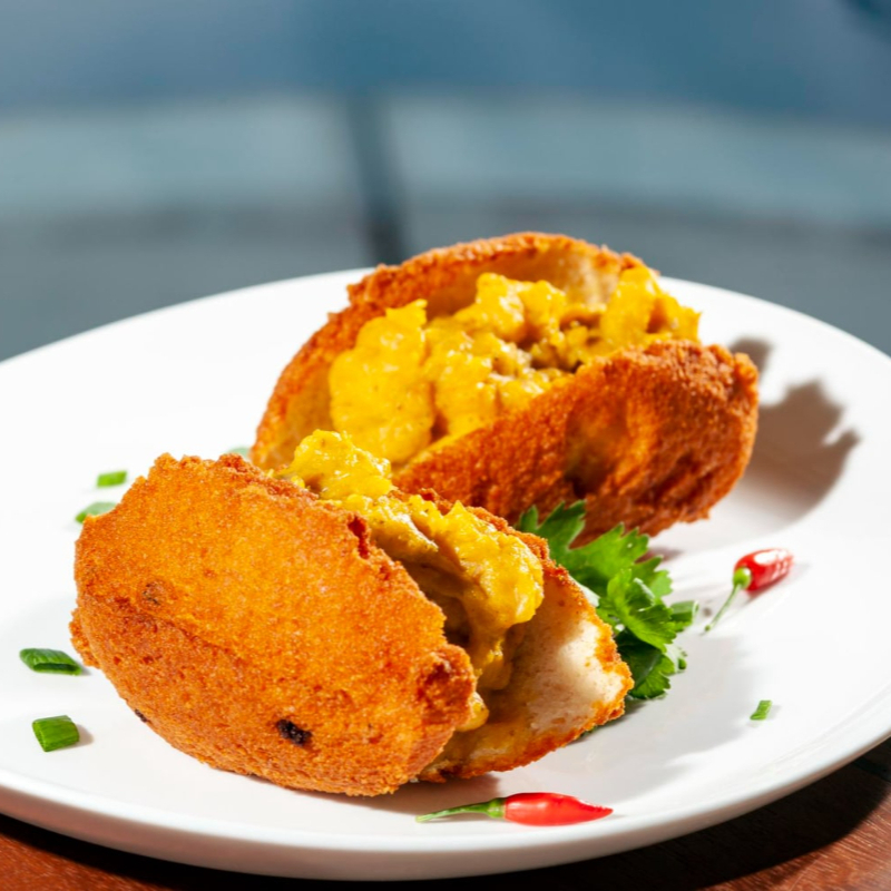 Bolinho feito com feijão fradinho, cebola e água. O recheio é composto pelo vatapá (castanha de caju, amendoim, leite de coco, dendê, camarão seco, coentro), caruru (quiabo, castanha de caju, amendoim, leite de dendê, camarão seco e coentro), vinagrete (tomate verde, coentro, azeite e limão) e camarão seco.