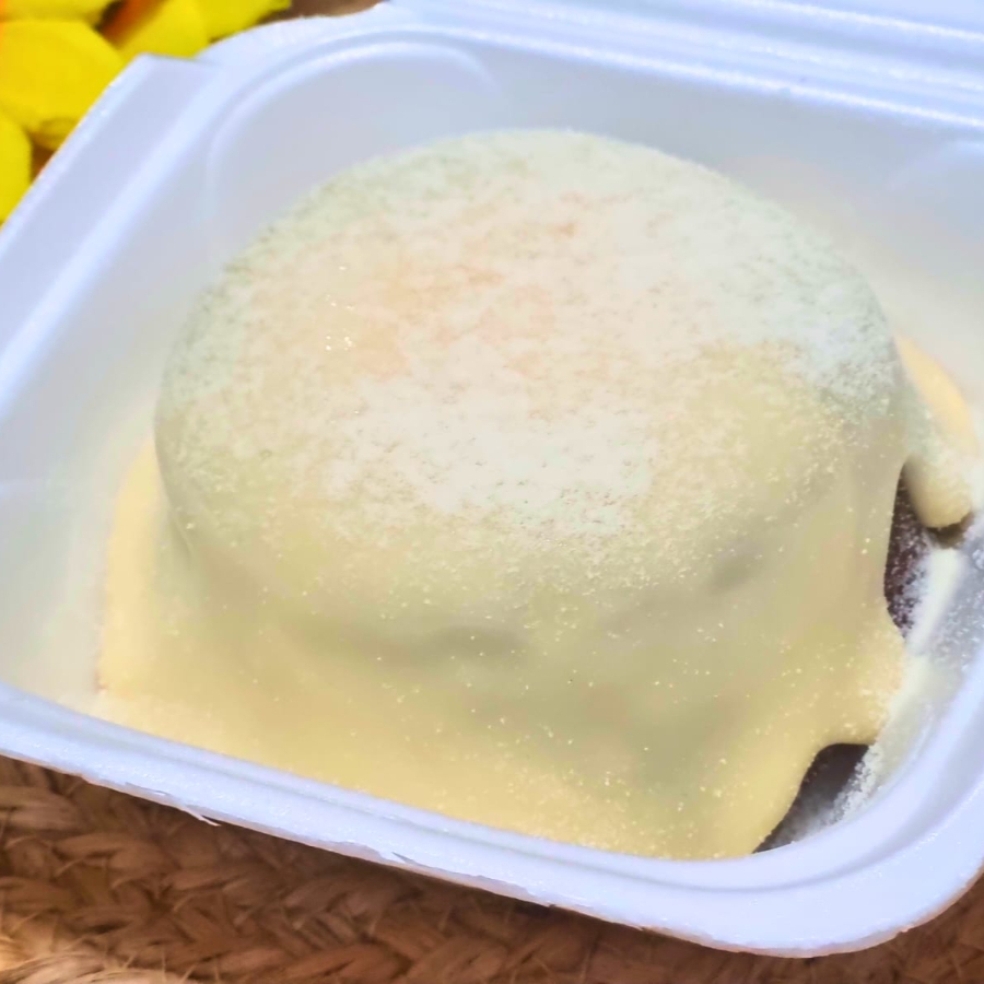 Massa de chocolate 50% cacau com cobertura de brigadeiro cremoso de Ninho polvilhado com leite ninho em pó.