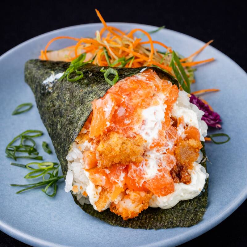 Pasta de salmão, camarão empanado, cream cheese, cebolinha e gergelim moído.