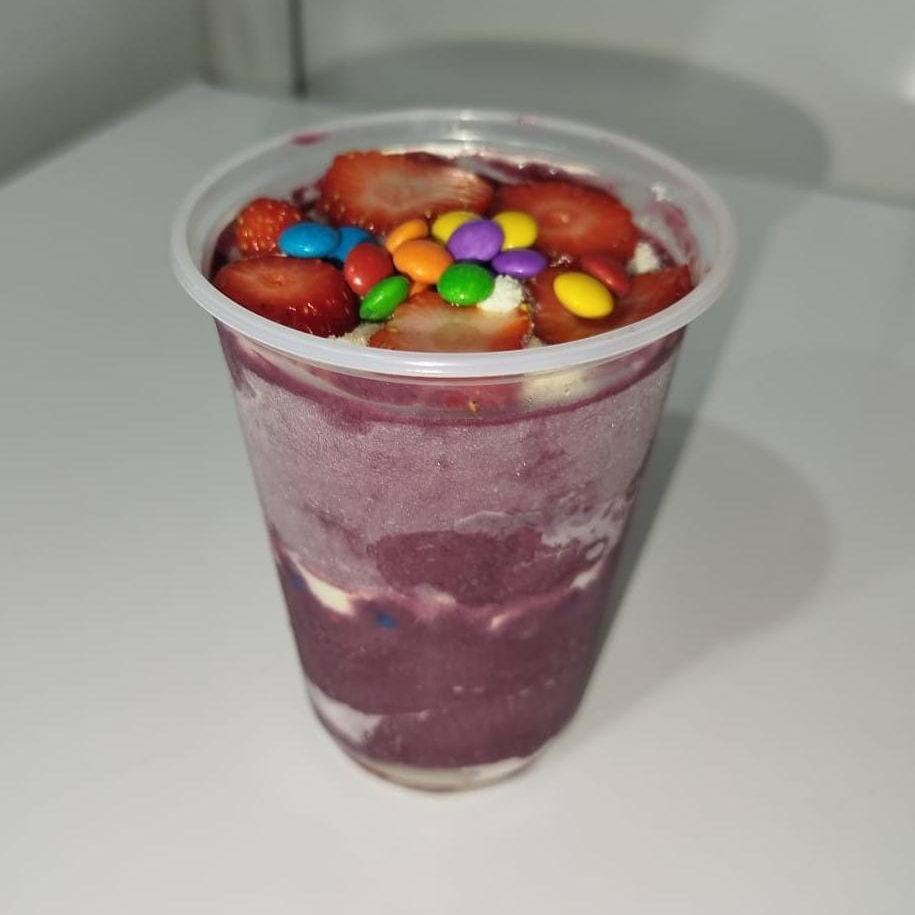 Copo de 300ml com açaí cremoso, 1 cobertura, 1 fruta e 2 complementos. Ideal para quem ama montar do seu jeito! Escolha entre opções deliciosas e aproveite um açaí completo, refrescante e irresistível. - Açaí, 300ml, cobertura, recheio, fruta, complementos, cremoso, gelado, saboroso, refrescante, personalizado, montável, sobremesa, lanche, copo de açaí, açaí no copo, açaí com fruta, açaí com cobertura, açaí com recheio, açaí com complemento, açaí completo, açaí delicioso, açaí artesanal, açaí delivery, açaí , açaí promoção.
