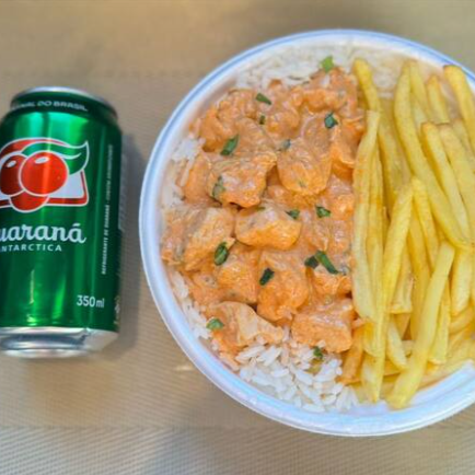 Marmita com delicioso filé de frango ao molho estrogonofe acompanhado de arroz branco e batatas fritas. Acompanha refrigerante lata Guaraná Antárctica lata 350ml bem gelada. Marmita indicada para 01 pessoa.