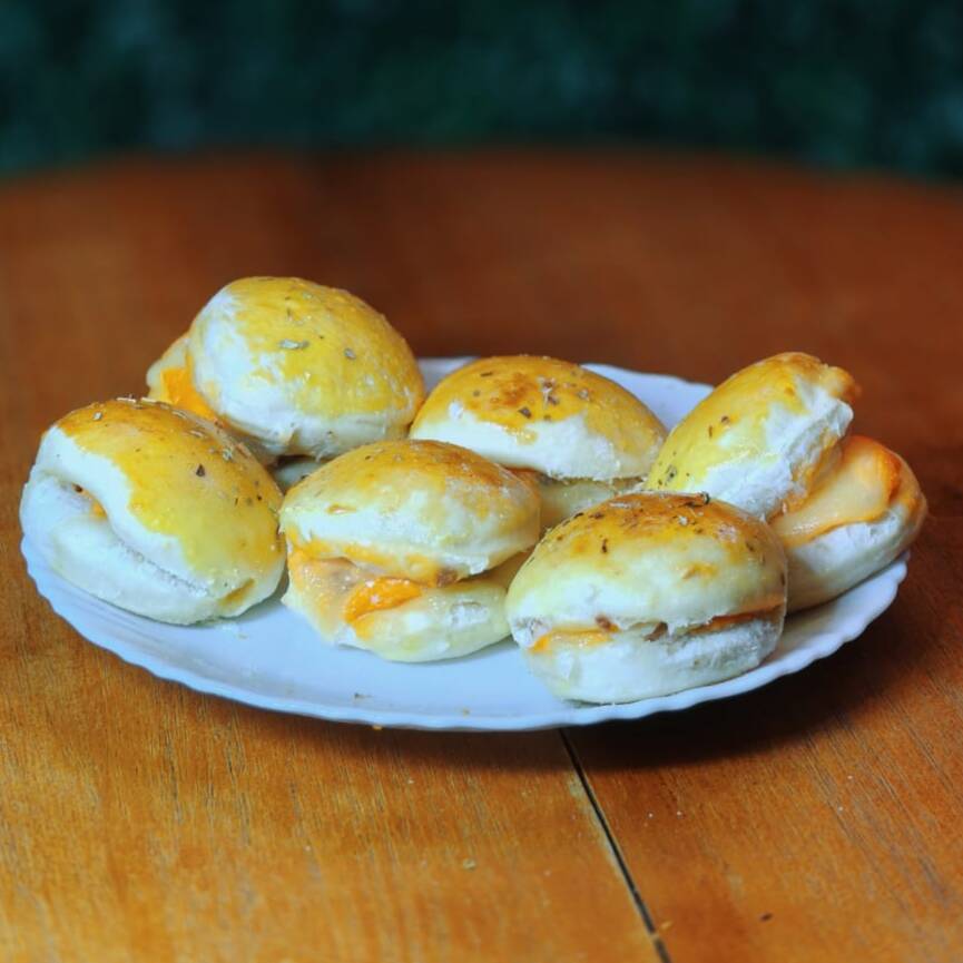 6 unidades de Mini hambúrguer assado, macios e suculentos, preparados com carne de qualidade e temperos especiais.