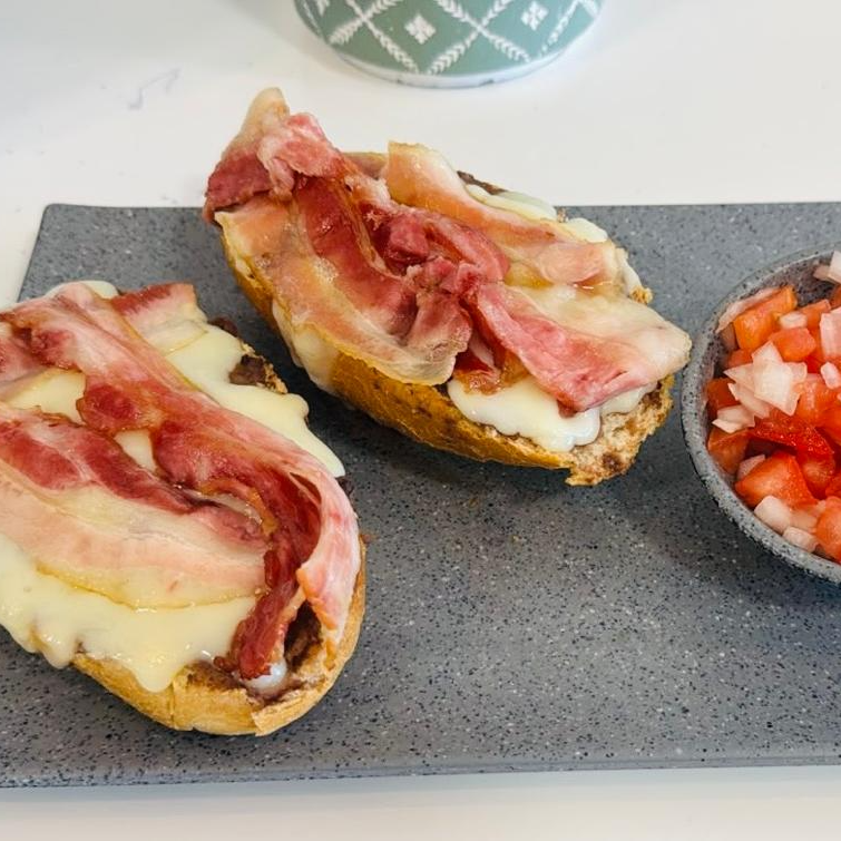 Molletes con tocino
