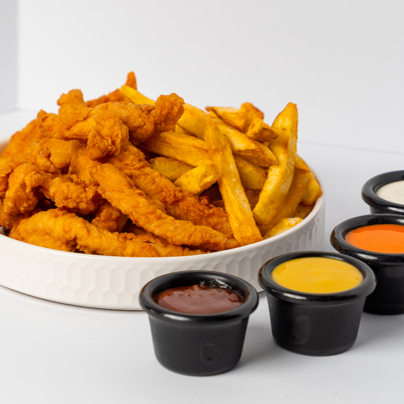 Chicken fingers + papas fritas + 1 salsa a elegir.
