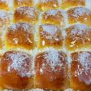 Massa macia enriquecida com coco ralado e essência natural, proporcionando aroma envolvente e sabor delicado. Acompanha bem café, chá ou pode ser consumido puro. Ingredientes principais*: farinha de trigo, coco ralado, ovos, açúcar, manteiga, leite, fermento. Observações*: contém glúten, lactose e coco. Diferencial: feito com coco fresco (ou coco natural), sem aromatizantes artificiais, sempre fresquinho.