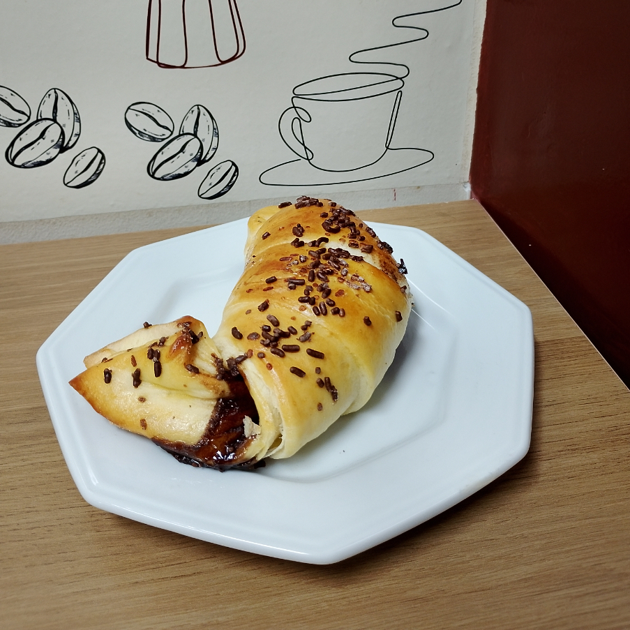 Croissant macio com recheio cremoso de chocolate, perfeito para adoçar seu dia.