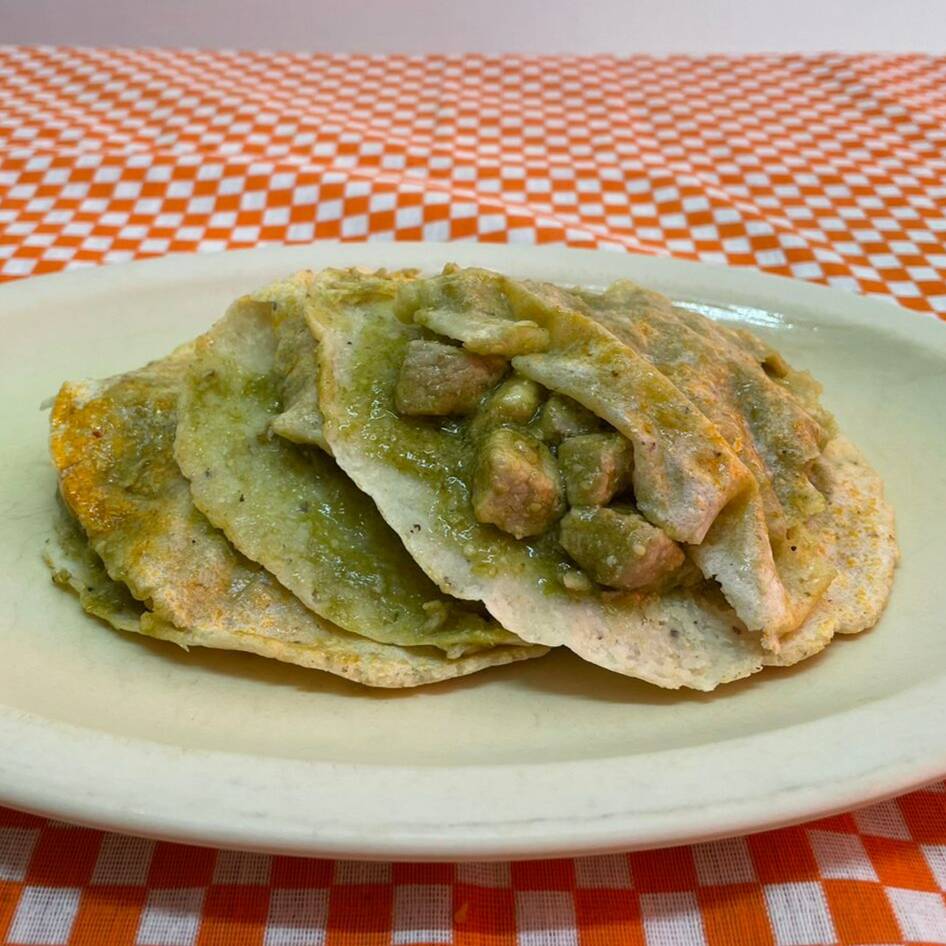 Gordita de Carne de Puerco en Salsa Verde
