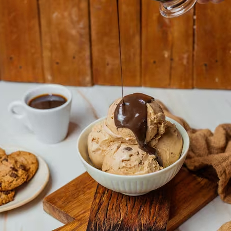 Delicioso sorvete artesanal, produzido com insumos de altíssima qualidade, massa sabor chocomalte mesclado com trufa de Ovomaltine