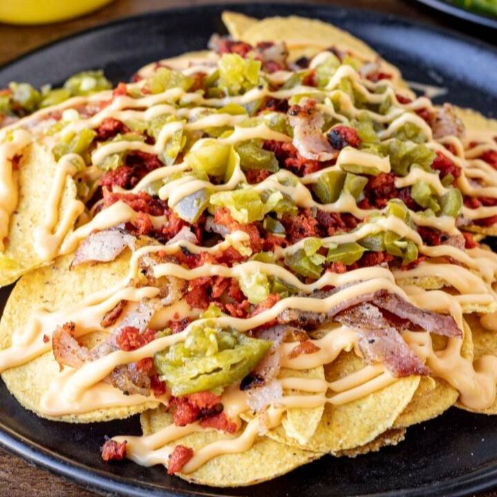 nachos con tocino y chorizo