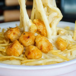 Macarrão, molho de queijos, milho, filé de frango grelhado e muçarela