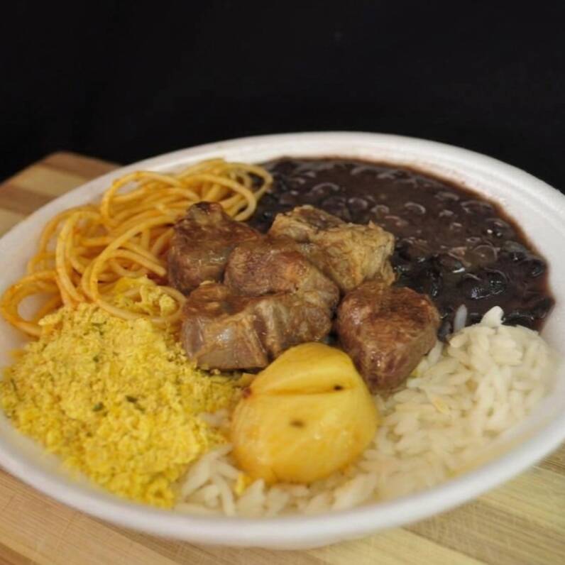 Marmita com deliciosa carne de panela com batata, acompanhada de feijão, arroz, espaguete, farofa. Experimente essa combinação! Porção Individual para 1 pessoa. Para sua escolha, marmita P de 550ml Aprox. 450gr. ou marmita M de 750ml Aprox. 850gr.