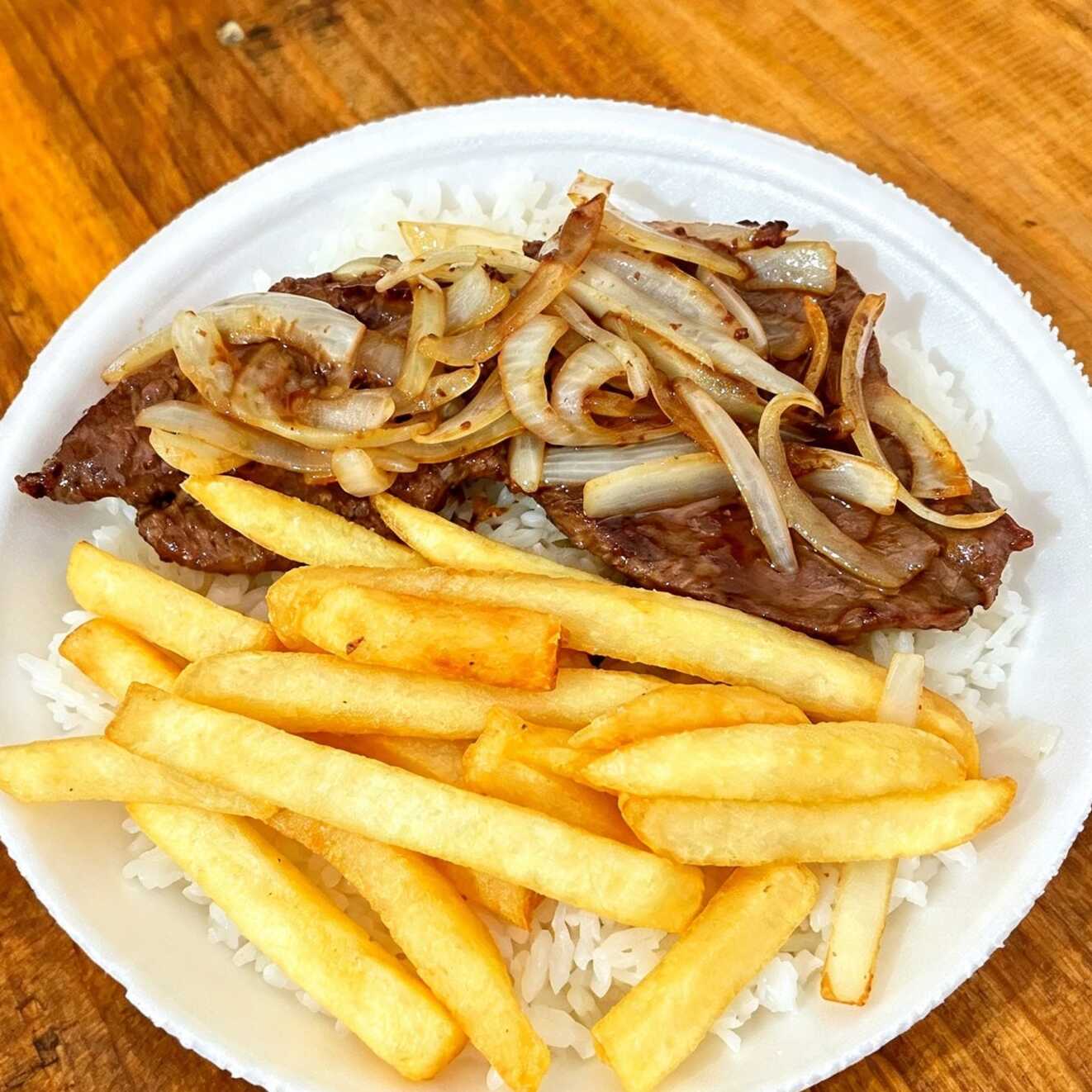Fígado acebolado, Acompanha Arroz, Feijão e Batata frita.