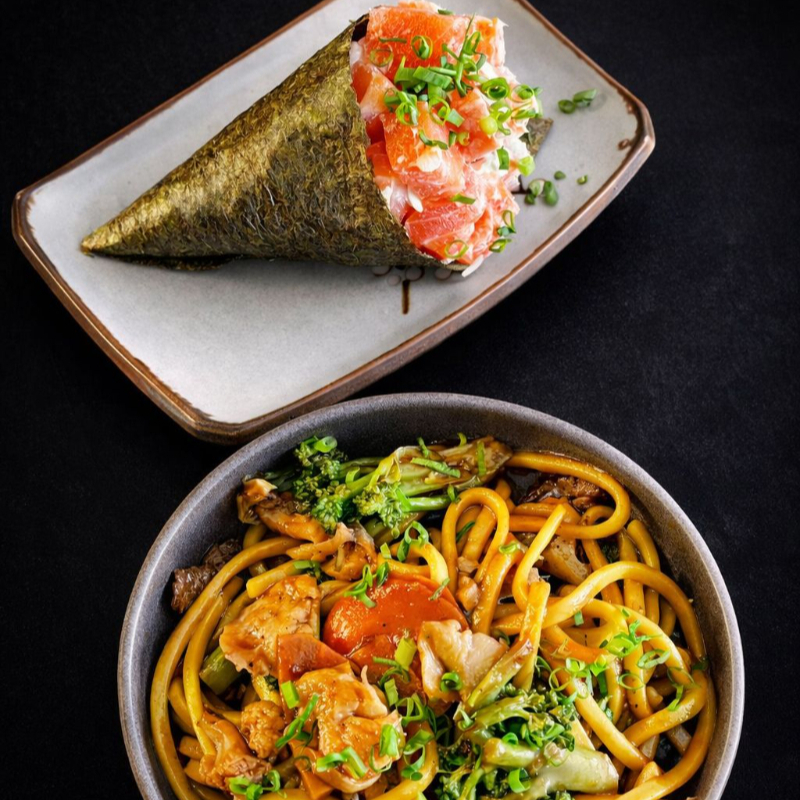 Peças - 1 Yakissoba Executivo, 1 Temaki Filadelfia
