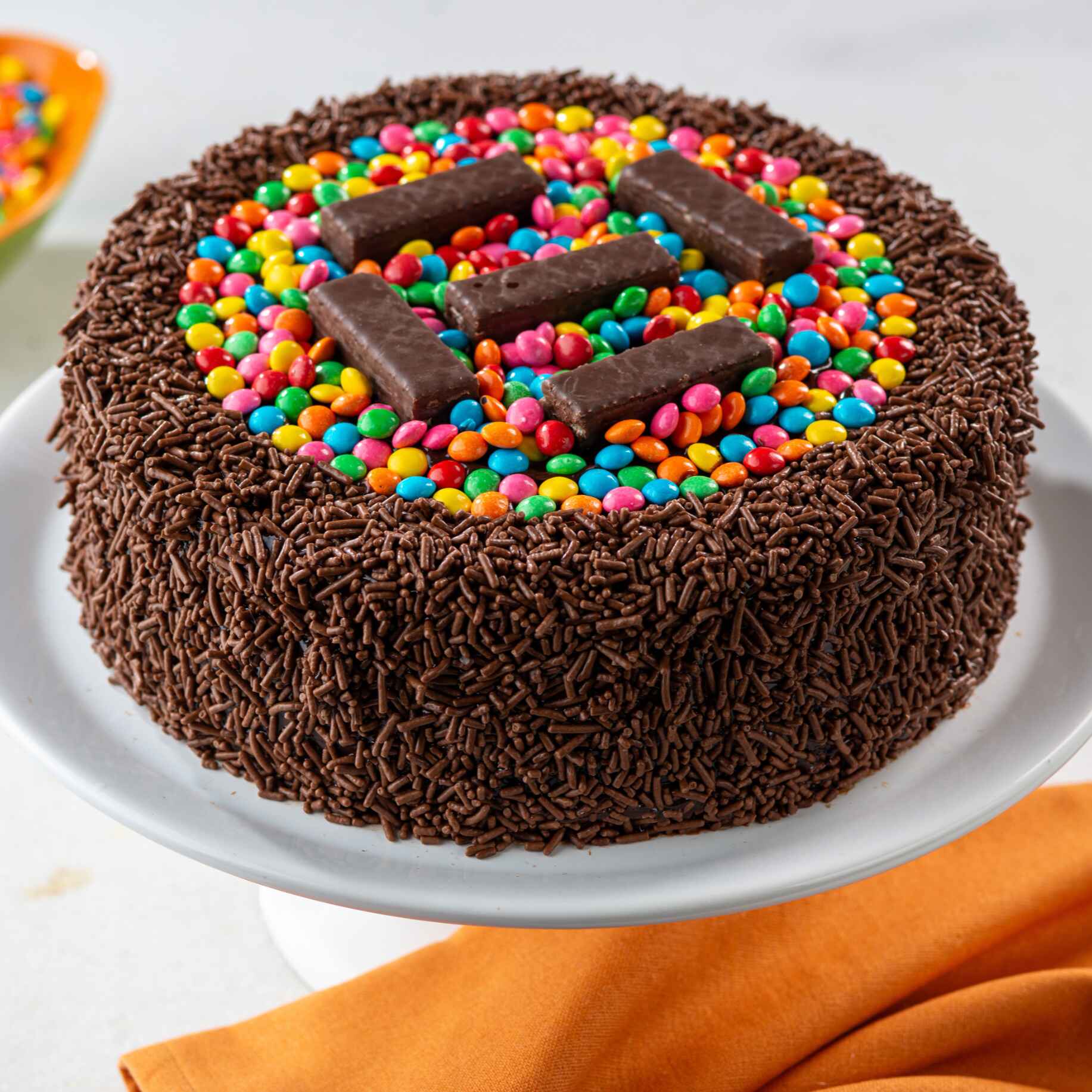 Bolo de chocolate caseiro, com recheio de beijinho, coberto com ganache de chocolate, decorado com granulado, confetes de chocolate e Bis. Imagem meramente ilustrativa.
Bolo pequeno serve até 8 fatias.
Bolo grande serve até 16 fatias.