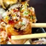 Sabor e técnica em perfeita harmonia: porções de salmão fresquíssimo flambado na hora, combinadas com cream cheese e finalizadas com molho especial da casa. Uma explosão de sabor marcante e textura cremosa que vai surpreender seu paladar!