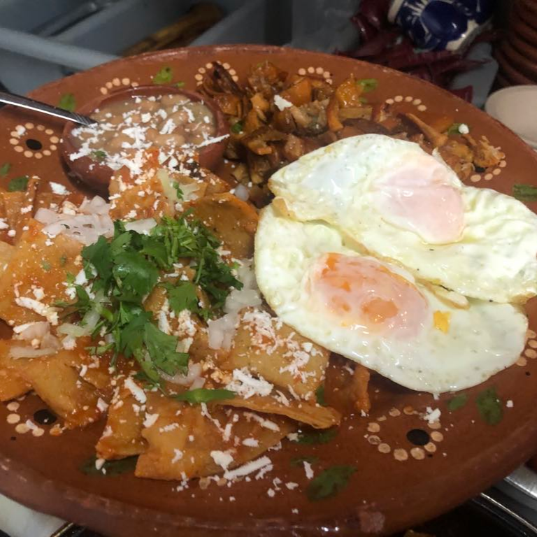 Chilaquiles Rojos Par De Huevos al Gusto