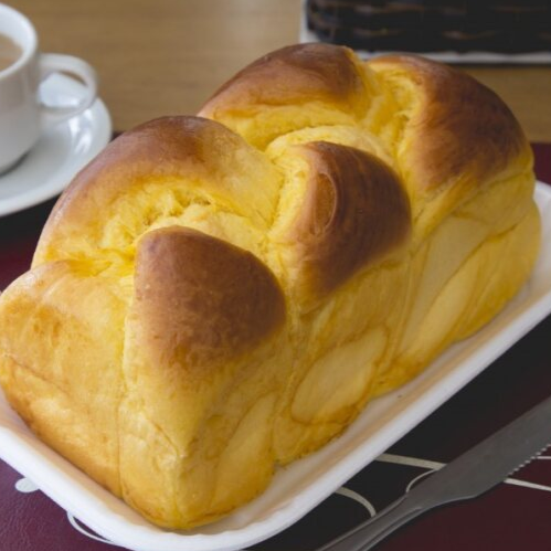 Pão macio, levemente adocicado e com textura extremamente fofinha. Tem aroma irresistível e sabor delicado que derrete na boca.