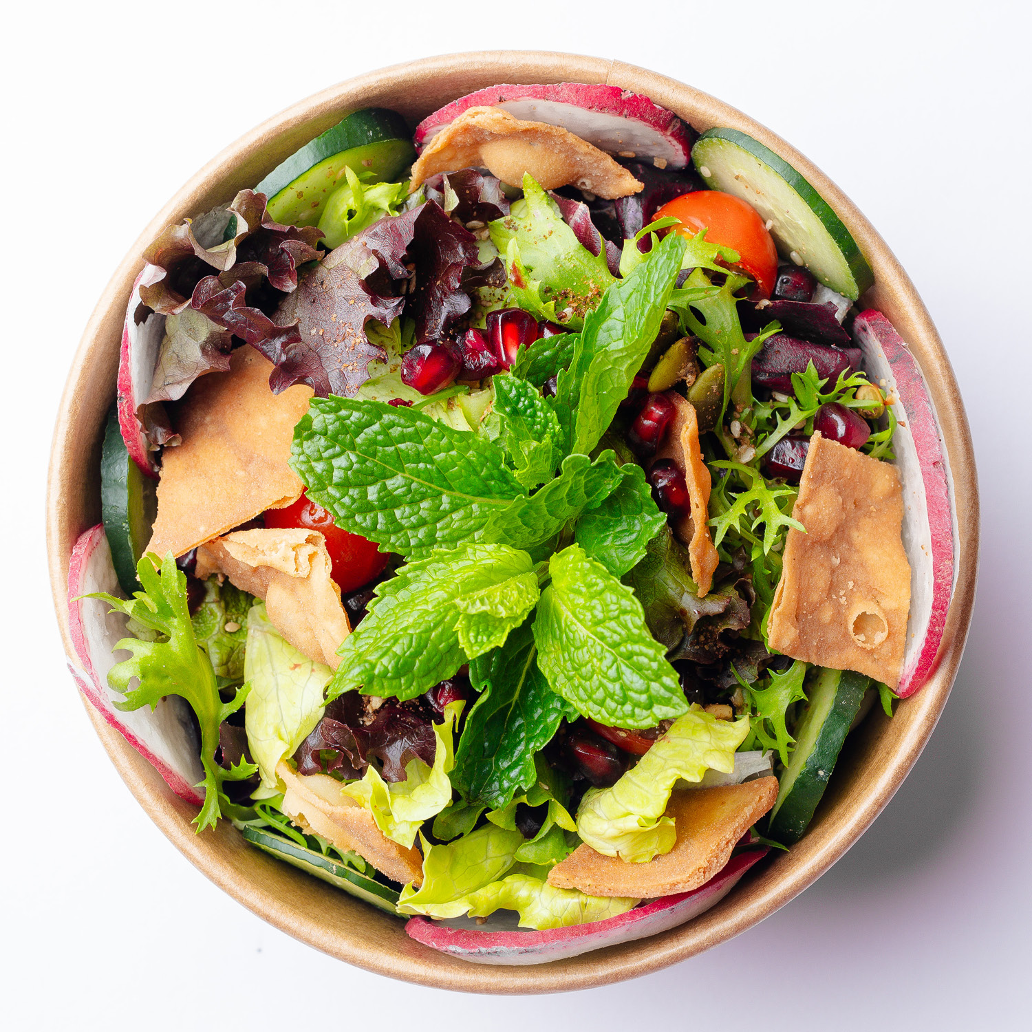 SALADA ÁRABE DE FOLHAS, HORTELÃ, TOMATE, PEPINO, RABANETE, SEMENTES DE ROMÃ, DUKKAH, MELAÇO DE ROMÃ E PÃO PITA TORRADO VEGANO. CONTÉM GLÚTEN. CONTÉM OLEAGINOSAS.