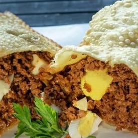 Calabresa acebolada com queijo.