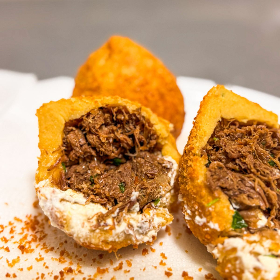 Deliciosa coxinha de costela desfiada com o famoso cream cheese, empanada na farinha panko, uma combinação irresistível crocante e macia (aprox 200g)