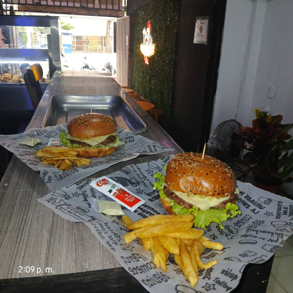 Super Hamburguesa Casera 2x1 con Papas Francesas