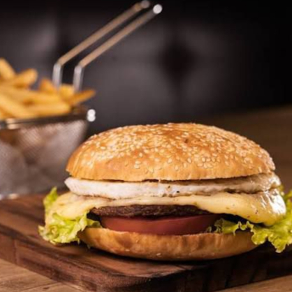 PÃO NA CHAPA COM MANTEIGA, CARNE DE HAMBURGUER INDUSTRIAL, QUEIJO, PRESUNTO, SALADA E MAIONESE TEMPERADA
