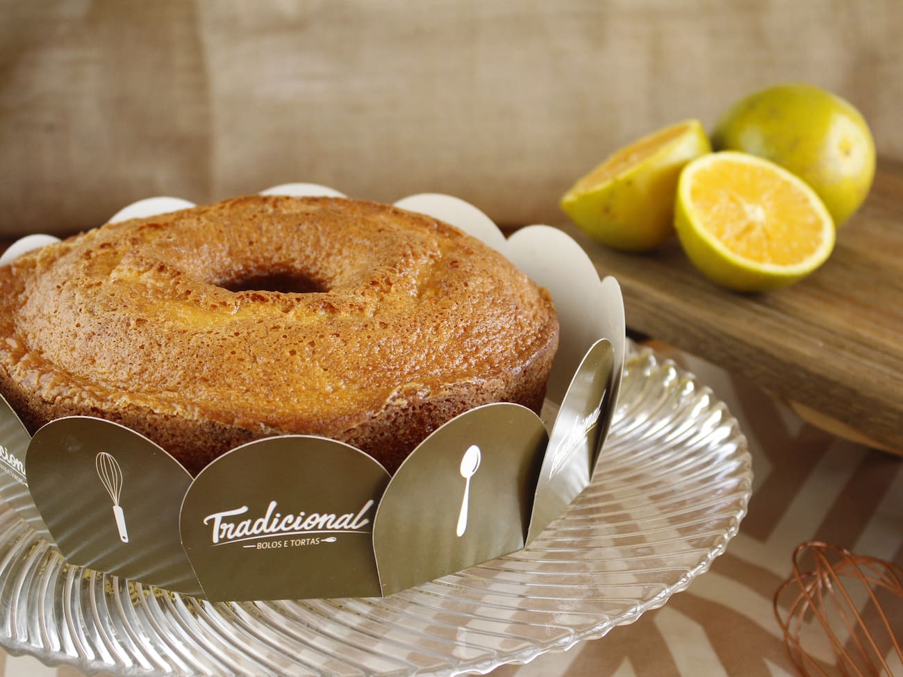 Bolo de Laranja
Rende de 8 a 10 fatias. Pesa Aprox. 800g. Comercializado em Temperatura ambiente. Vendido Pronto para consumo. Contém glúten, lactose, ovos. Conservar em local fresco e seco. Consumir em até 3 dias.
Nossa massa de laranja é molhadinha, doce no ponto certo e traz aquele frescor cítrico que só a fruta natural proporciona. É a vitamina C mais saborosa que você vai encontrar hoje.