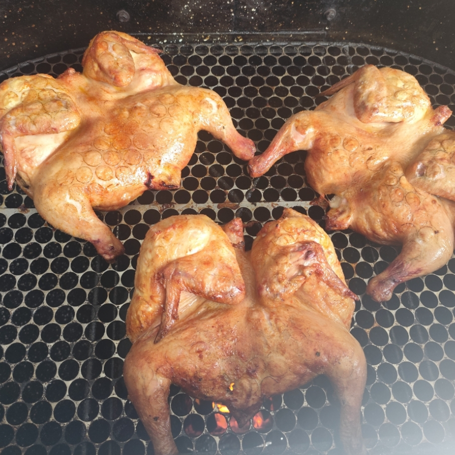 Frango assado na churrasqueira a bafo acompanha batata e farofa