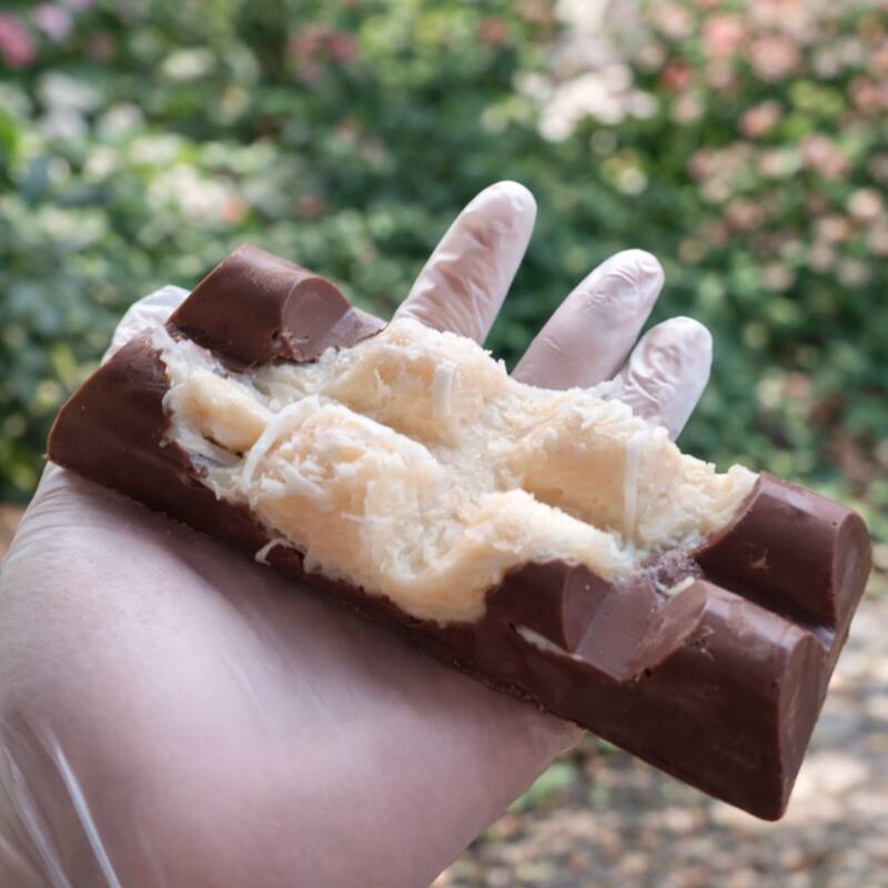 Barra de chocolate ao leite recheada com beijinho super cremoso de coco, feito com leite condensado e coco ralado. Uma combinação deliciosa de chocolate com o sabor marcante do coco, perfeita para quem ama doces bem cremosos.