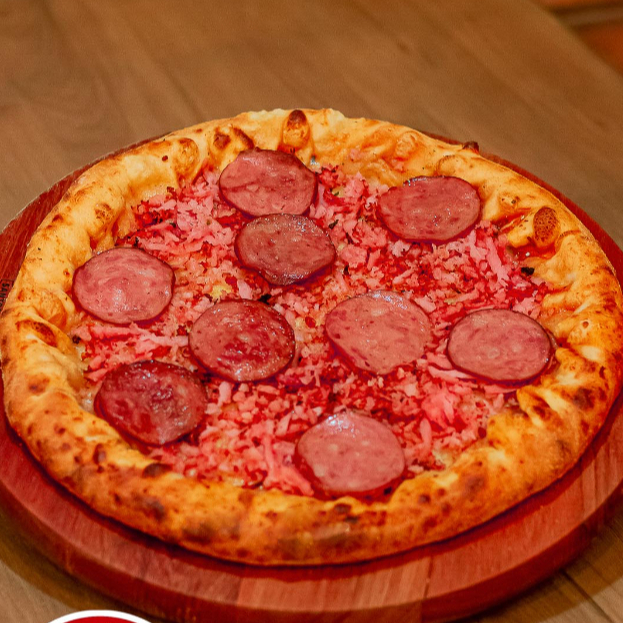 massa tradicional, molho, mussarela, calabresa, presunto.