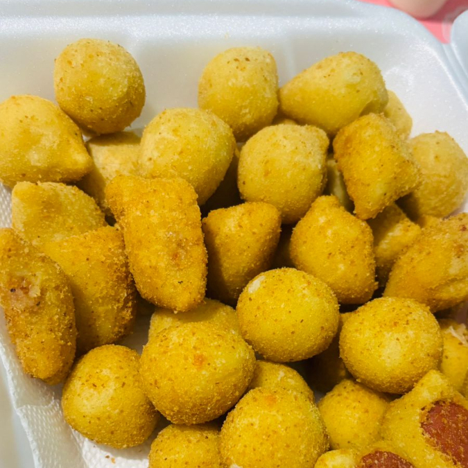 50 mini salgados sortidos - bolinha de queijo, risole, coxinha enrolado de salsicha perdigão - obs: se não quiser o enrolado de salsicha avise, colacaremos dos outros no lugar.