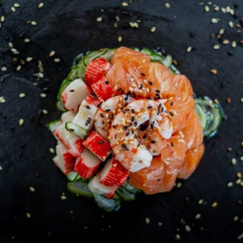 Uma combinação perfeita de frescor e leveza! Nosso Sunomono Misto traz pepino agridoce harmonizado com camarão suculento, kani desfiado e fatias de salmão fresco. Uma entrada equilibrada e deliciosa para quem ama a diversidade da culinária oriental!