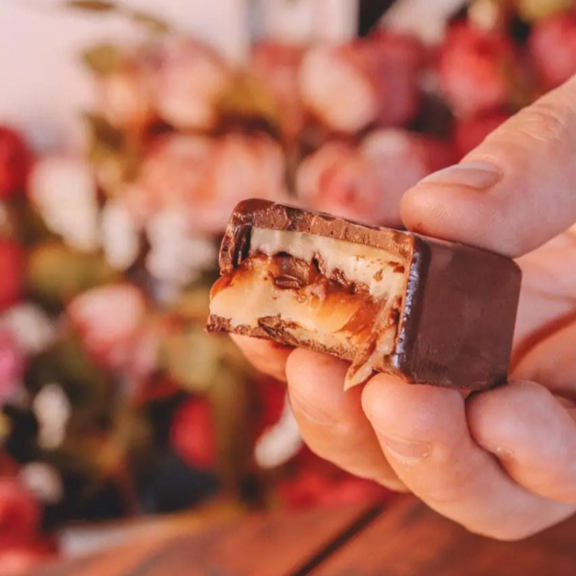 Trufa de chocolate meio amargo com recheio de chocolate 50% cacau.