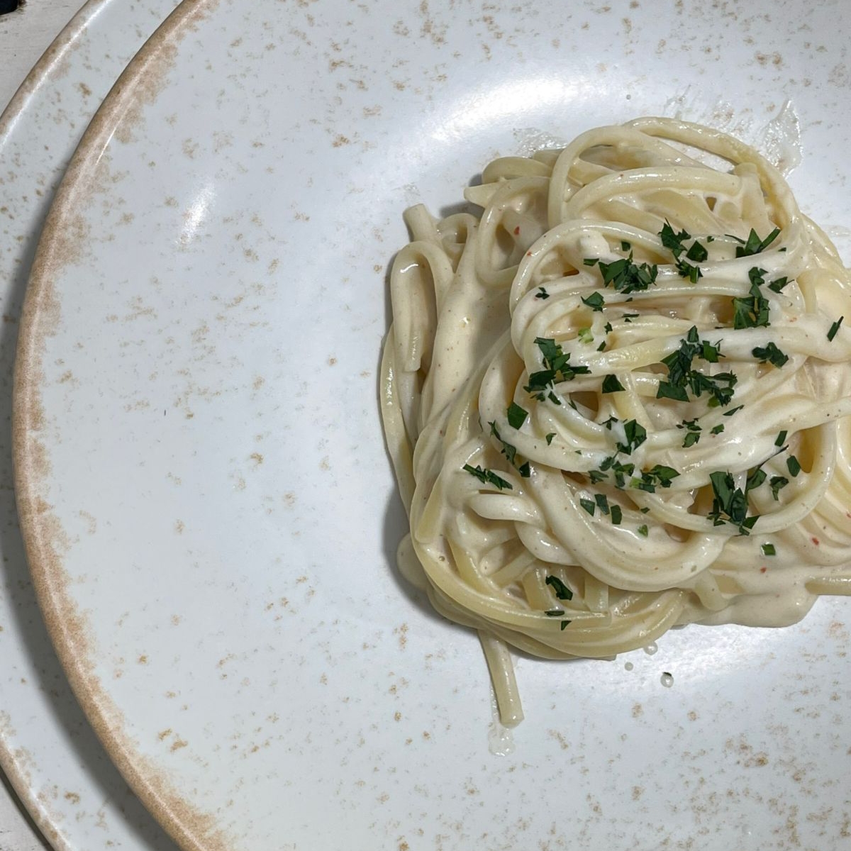 Cremoso, suave e cheio de sabor! Nosso molho Alfredo é preparado com creme de leite fresco, manteiga e queijo parmesão de qualidade, resultando em uma textura aveludada e sabor marcante.