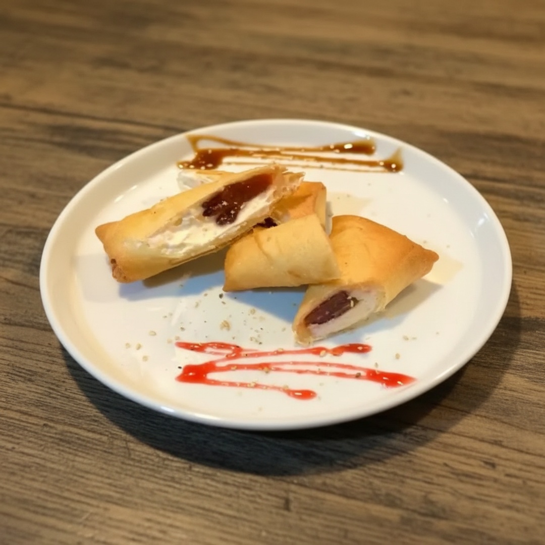 Enrolado frito, de massa muito crocante e com recheio de cream cheese e goiabada (2 unidades)