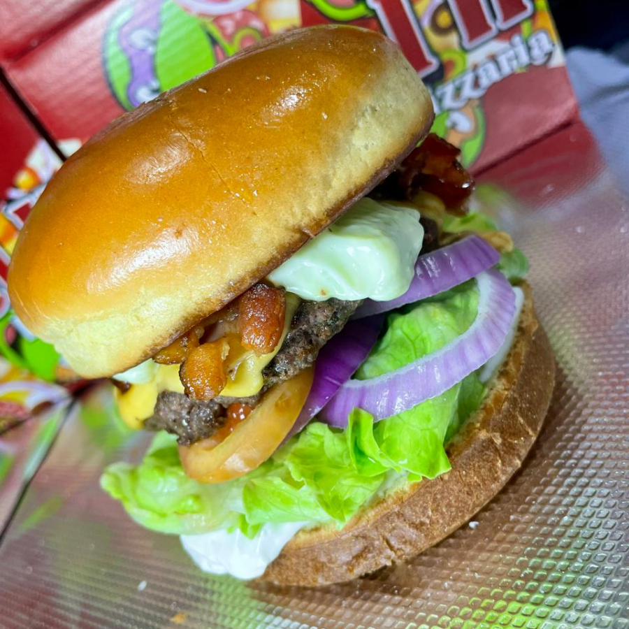 PAO DE BRIOCHE, HAMBURGUER, BACON, QUEIJO PRATO, CEBOLA ROXA, ALFACE, TOMATE E MAIONESE VERDE