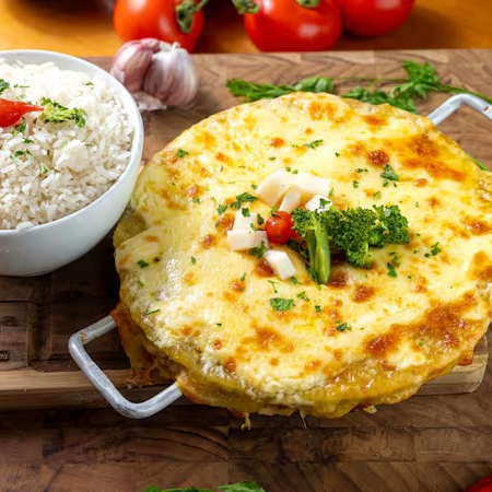 Gratinado com parmesão, preparado a base de mandioca, é recheado c/ brócolis, palmito e Catupiry