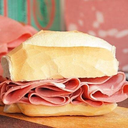 Delicioso pão francês com 4 fatias de mortadela defumada e manteiga