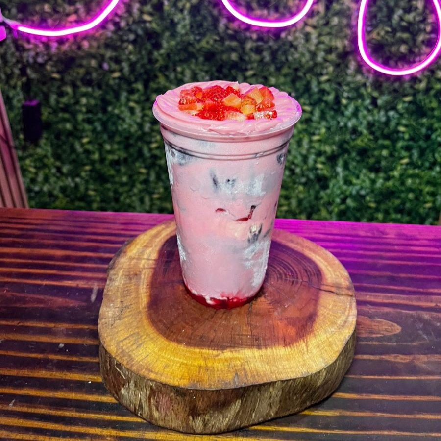 Açaí trufado com creme de Morango, leite em pó, calda de morango e pedaços de morango por cima — frescor e doçura na medida certa! 🍓