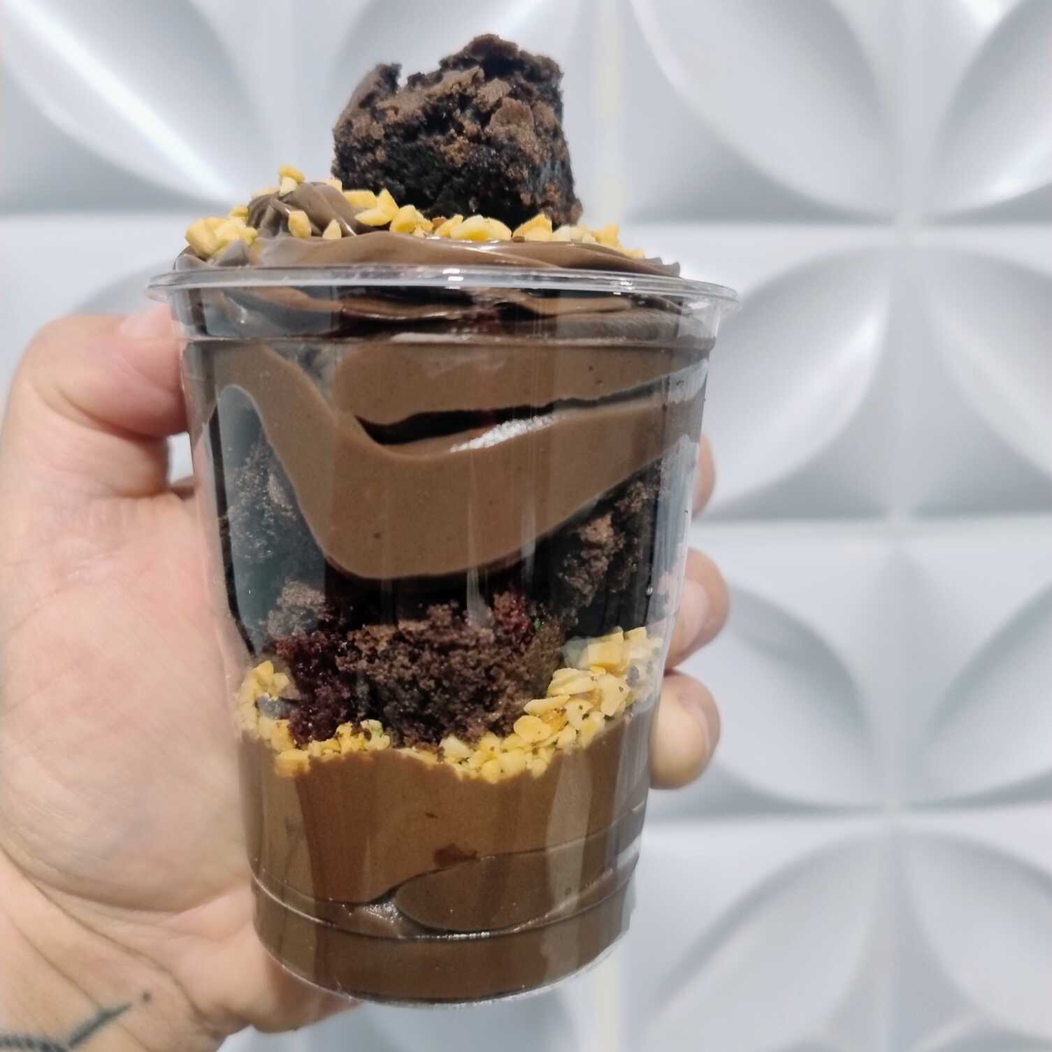 Copo da felicidade: creme de chocolate, amendoins triturados, pedaços de Brownie, Nutella,Nossos copos da felicidade são montados na hora , para garantir um produto fresco e de qualidade . Embalagem de 220 ml (Aprox 250).