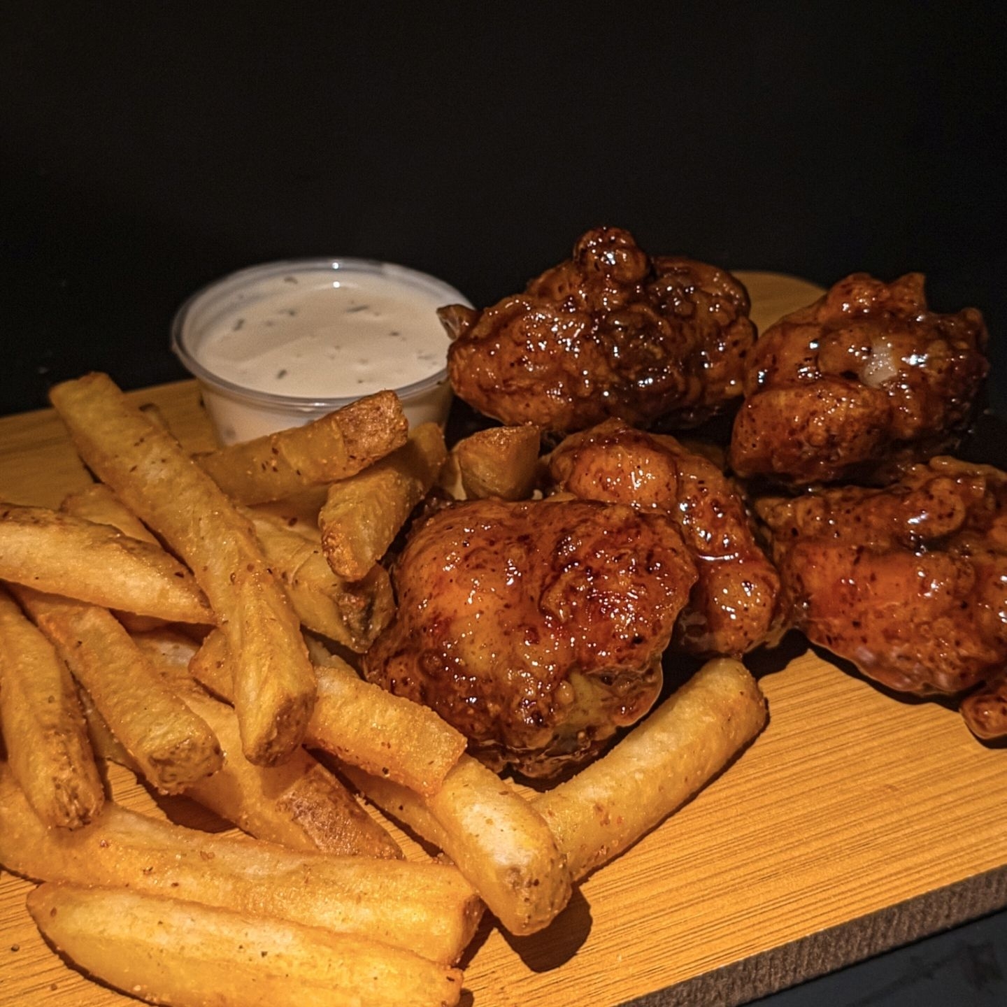 Alitas con Papas Fritas