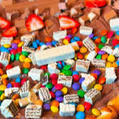 Chocolate, confete, coco ralado, morango e leite condensado. R