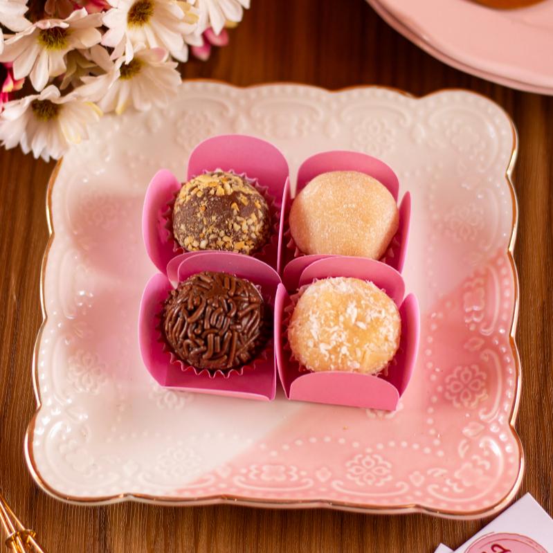 Delicie-se com nossos irresistíveis Brigadeiro Ninho, e Moranguinho preparados com o sabor autêntico. Cada unidade de 20g é um pedaço do céu! Experimente essa explosão de sabores e compartilhe amor em cada mordida!