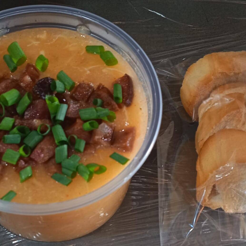 Caldo de Aipim - Frango Desfiado - Bacon Defumado - Calabresa e Cebolinhas.
Acompanha Torresmo e Torradas Enviados Separadamente.