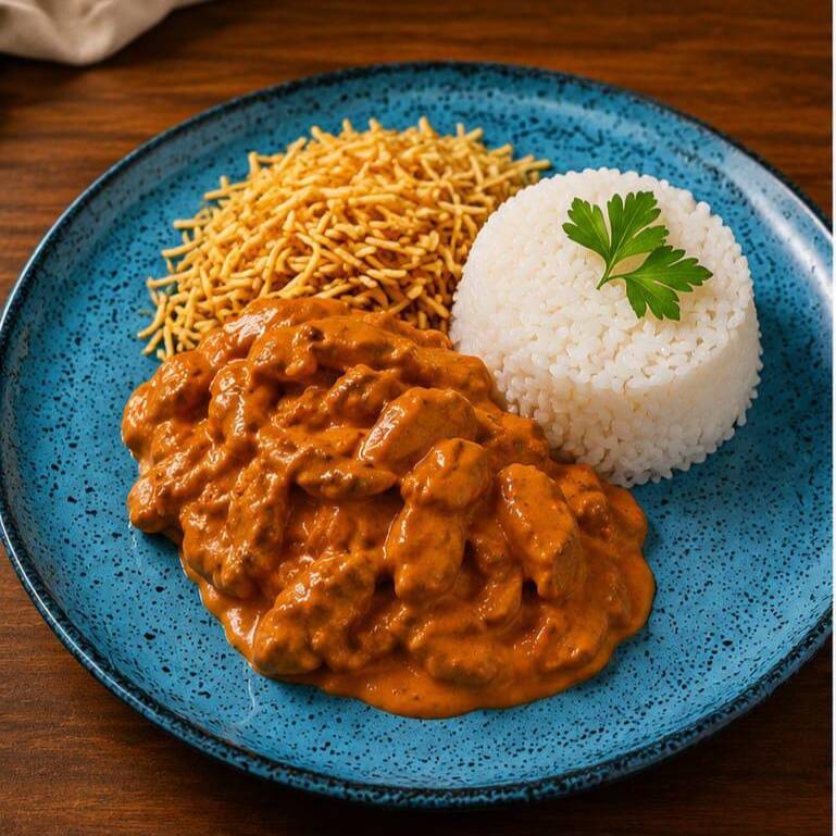Carne macia preparada em um molho cremoso de strogonoff, acompanhada de arroz soltinho e batata palha crocante( aproximadamente 500g ). Sabor marcante e feito com carinho! 🥩✨