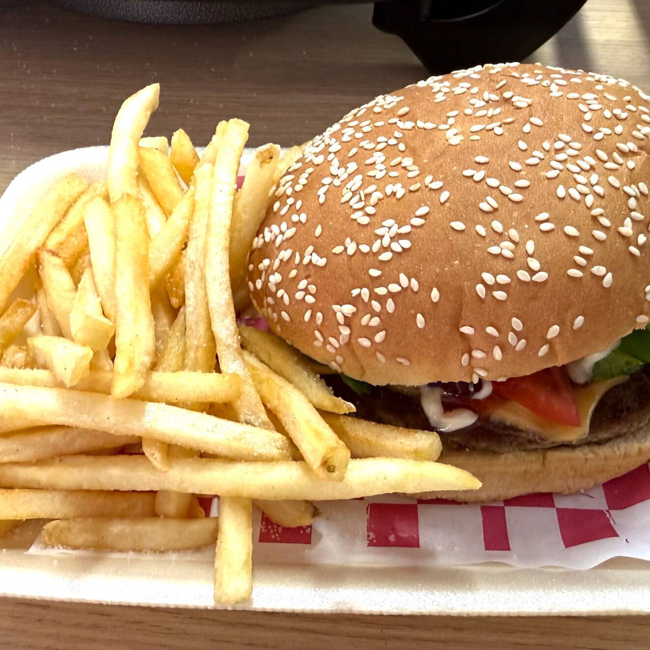 Hamburguesa De Res Con Papas Fritas